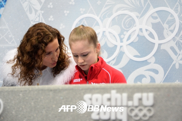 2014년 소치 동계 올림픽 당시 예테리 투트베리제(왼쪽) 코치와 율리아 리프니츠카야의 모습. ⓒAFPBBNews = News1