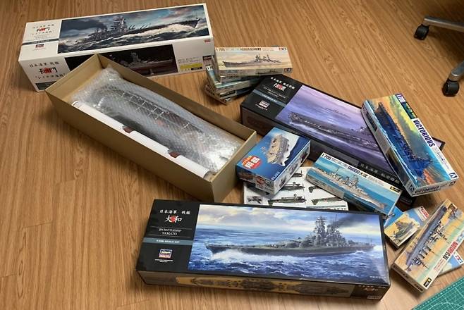 장지원 감독은 '밀리터리 덕후다. 시간이 없어서 각종 프라모델을 사놓기만 하고 조립은 못하고 있다. 워낙 많아서 천장 높이 여기저기에 쌓아놓은 관계로 사진촬영 한번하기위해 꺼내는 것도 쉽지 않다.