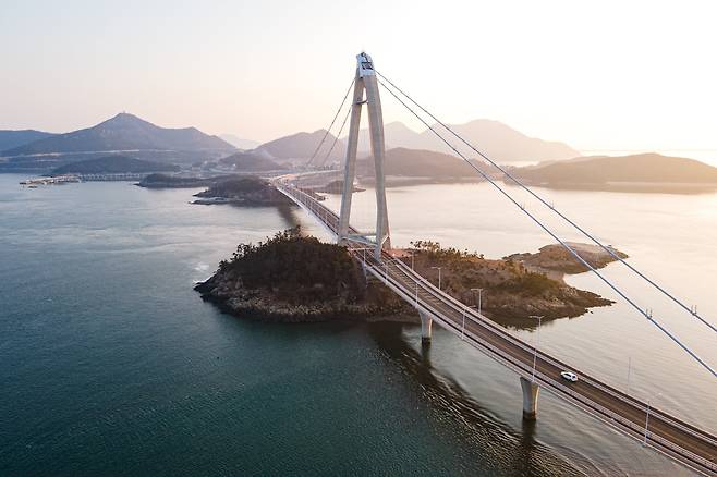 전북 군산 앞바다에 옹기종기 모여 있는 고군산군도는 주요 섬이 다리로 연결돼 있어 자동차 여행에 제격이다. 주말만 피하면 어느 섬이든 한적하게 여행할 수 있다. 사진은 무녀도와 신시도를 잇는 고군산대교. 2016년 개통했다.