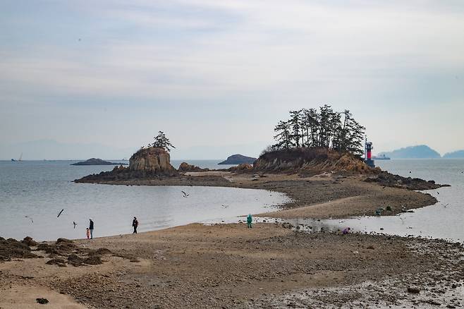 무녀도 북동쪽 바다에 떠 있는 쥐똥섬은 간조 때 바다가 갈라진다. 물이 금방 차오를 수 있어서 쥐똥섬에 오래 머물면 위험하다. 관광객은 조개, 굴 같은 수산물을 함부로 채취하면 안 된다.
