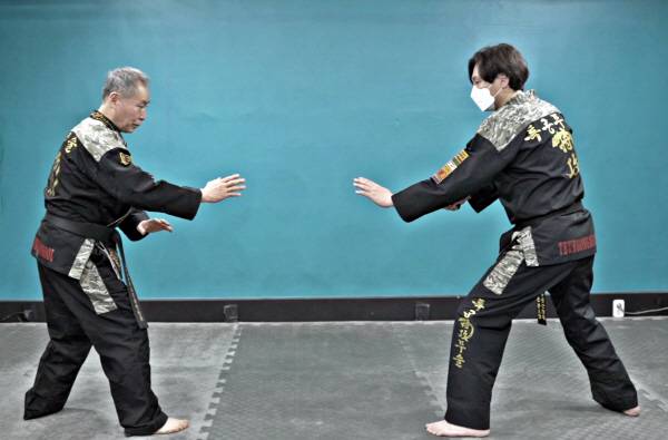 대련 자세를 취하고 있는 박노원 국제특공무술연합회 총재(좌)와 조정식 국제특공무술연합회 교육지도본부장. 오찬영PD