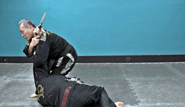 대검 방어술 시범을 보이고 있는 박노원 국제특공무술연합회 총재. 오찬영PD