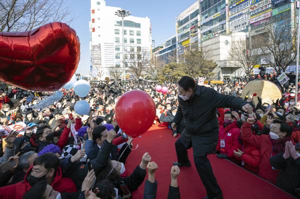 윤 후보가 경기도 성남시 분당 야탑역 인근에서 가진 유세에서 유권자들에게 지지를 호소하며 트레이드마크로 자리 잡은 '어퍼컷 세리머니'를 하고 있다.  국회사진기자단