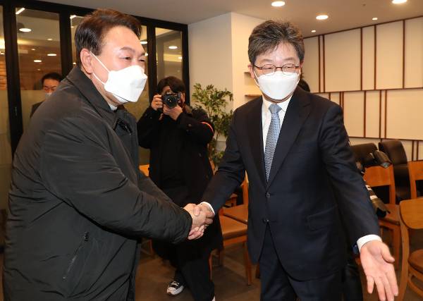 윤석열 국민의힘 대선 후보가 17일 서울 여의도 하우스 카페에서 유승민 전 의원을 만나 악수하고 있다. 유 전 의원은 “아무 조건도 없고 직책도 없이 열심히 돕겠다는 말씀을 드렸다”고 말했다. 두 사람은 이후 윤 후보의 서울 종로 유세 현장으로 함께 이동했다.  국회사진기자단