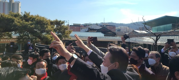 윤석열  국민의힘 대선후보가 18일 구미 박정희 생가를  방문, 지지자들에게 인사를 하고 있다. /사진=뉴스1
