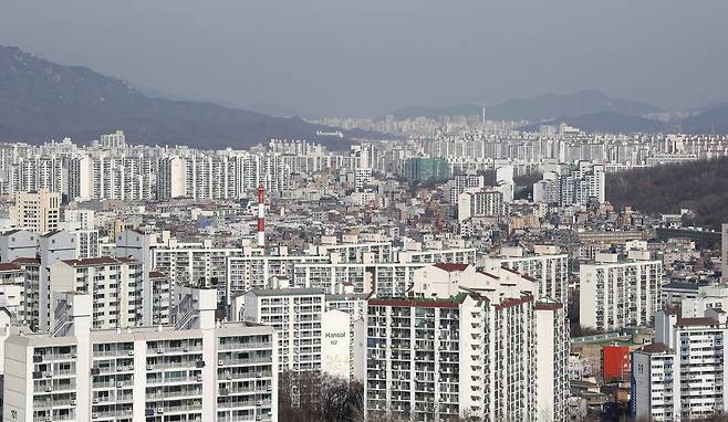 자유로운 청약조건과 합리적인 가격 등으로 안정적으로 거주할 수 있는 곳으로 떠오른 임대아파트에 수요가 몰리고 있다. 전국 아파트 전셋값도 폭등한 것도 원인으로 꼽힌다. 2020년 1월 1일부터 2021년 12월 31일까지 전국 아파트 전셋값은 34.48% 상승한 것으로 조사됐다. /사진=뉴스1