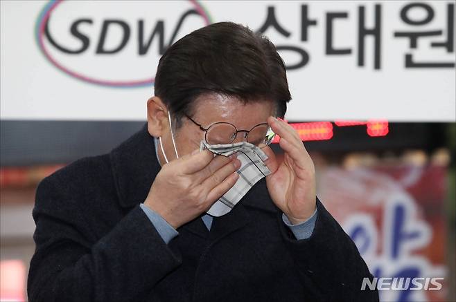 [성남=뉴시스] 김선웅 기자 = 이재명 더불어민주당 대선 후보가 24일 오후 경기 성남시 중원구 상대원시장에서 열린 '매타버스' 성남, 민심속으로! 행사에서 시민들과 만나 연설 중 눈물을 닦고 있다. (공동취재사진) 2022.01.24. photo@newsis.com