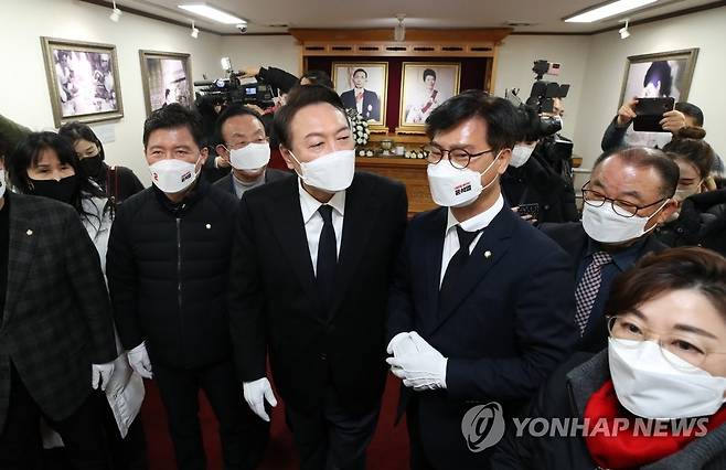 윤석열, 박정희 구미 생가 방문 (구미=연합뉴스) 이정훈 기자 = 국민의힘 윤석열 대선 후보가 18일 오후 경북 구미시 박정희 전 대통령 생가를 찾아 참배한 뒤 이동하고 있다. 2022.2.18 [공동취재] uwg806@yna.co.kr