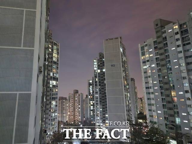 야간 촬영 시에는 가로등으로 빛 번짐이 주로 있었지만, 이번 모델에서는 렌즈와 글래스 모두 빛 반사를 줄여주는 나노 코팅을 해 빛의 잔상이 화면에 남는 플래어 현상을 줄여줬다. '갤럭시S22 울트라'로 야간 촬영한 모습. /한예주 기자