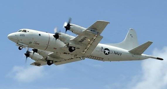 P-3C 오라이언. 원래 미 해군이 적 잠수함의 위치를 ​​파악하고 추적하기 위해 설계한 4엔진 터보프롭 항공기다. 최근 육지 및 해상 지상 지상 감시가 가능하도록 수정됐다 ⦁공중급유 없이 최대 체공시간 16시간 ⦁승무원: 조종사 3명, 비행사 2명, 비행 엔지니어 2명, 센서 오퍼레이터 3명, 기내 기술자 1명 ⦁주무장 AGM-84 하푼 대함유도탄, AGM-84E 슬램, AGM-84H/K 및 AGM-65F 메버릭 미사일, Mk46/50/54를 포함한 2만파운드 무기 ⦁추진 엘리슨 T-56-A-14 터보프롭 4기 엔진 ⦁최대 속도: 411노트. ⦁지향성 주파수 및 거리 측정(DIFAR) 소노부이 및 자기 이상 탐지(MAD) 장비와 같은 고급 잠수함 탐지 센서를 갖추고 있다. 항공 전자 시스템은 모든 전술 디스플레이를 지원하는 범용 디지털 컴퓨터에 통합돼 있으며, 자동으로 무기를 발사하고 조종사에게 비행 정보를 제공한다. P-3C는 내부 및 날개 파일런에 다양한 무기를 탑재할 수 있다. 1960년대 후반에 배치된 P-3C 오라이언은 최신 위협을 탐지하기 위해 일련의 시스템 업그레이드를 거쳤다. 모든 아날로그 음향 데이터 레코더가 디지털 데이터 레코더로 교체되고 있다. 지평선 넘어의 표적화(OTH-T) 및 지휘, 통제, 통신 및 정보(C4I)의 개선 사항을 통합하고 생존성을 향상한다. 록히드 마틴사에서 총 650기 생산, 생산량 중 500기 이상을 미국이 운용했으며 일본 가와사키 중공업에서 107기를 면허 생산했다. 현재 미국이 150기·일본이 80기·대한민국이 16기(P-3CK)·대만 12기 등을 운영하고 있다. 오라이언은 결국 P-8A 포세이돈으로 대체될 것으로 예상된다. 사진=해군(US Navy)