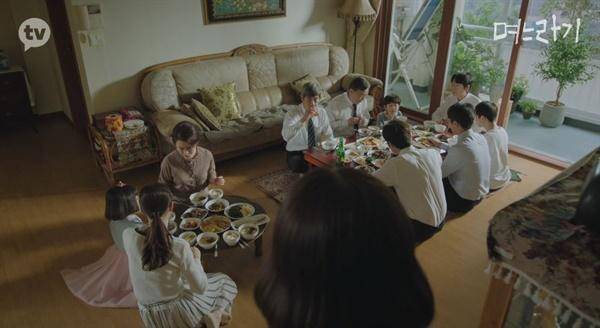 며느리가 겪는 시댁과의 갈등을 생생하게 그려 호응을 얻은 카카오TV 자체제작 드라마 '며느라기'의 한장면. 명절날 여자들은 작은 상에 모여 따로 밥을 먹고 있다. 카카오TV 캡처