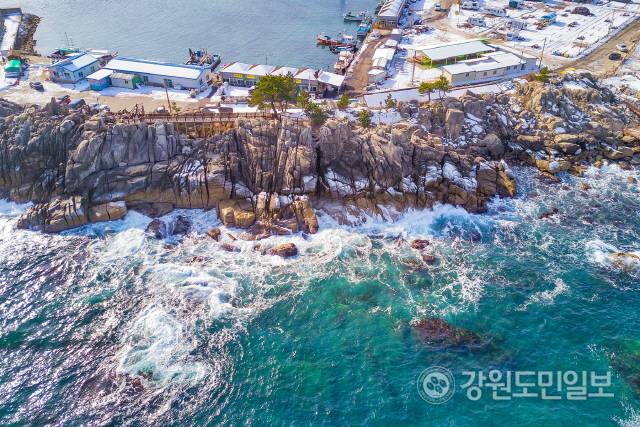 ▲ 방탄소년단(BTS)이 화보집 ‘2021 윈터 패키지’를 촬영한 장소인 고성 능파대는 자연이 만들어낸 예술작품이다. 겨울의 능파대.