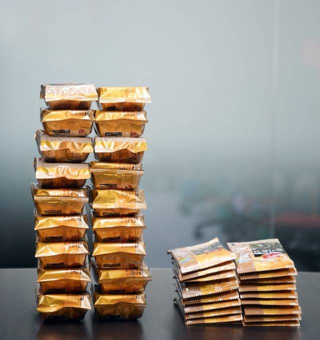 기존 '양반 들기름김' 패키지와 플라스틱 용기를 제거한 '양반 들기름김 에코패키지'를 동일한 양으로 쌓아둔 모습. 에코패키지의 부피가 확연히 작다. 서영희 기자