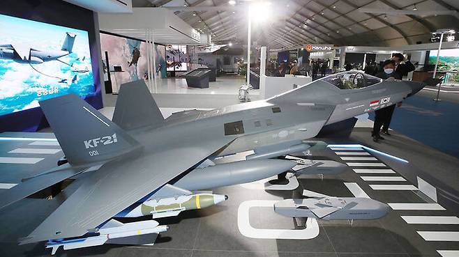 작년 10월 서울 아덱스에서 KAI는 KF-21 모형 앞에 타우러스 미사일 개량형 모형을 배치했다.