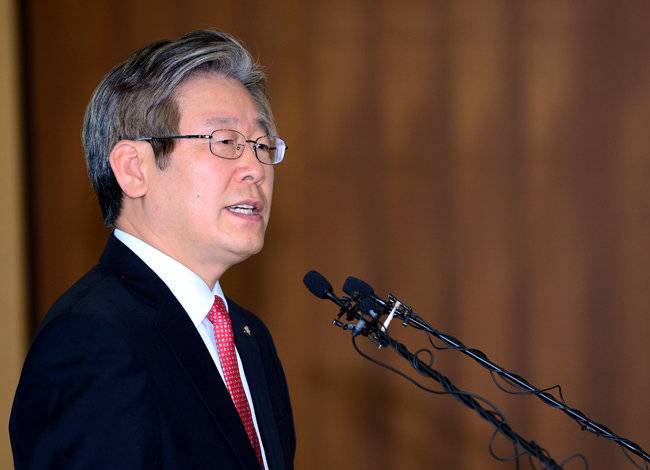 이재명 더불어민주당 대선후보가 초선 성남시장 때인 2013년 10월 2일 한 행사장에서 기자회견을 열고 있다. [동아DB]