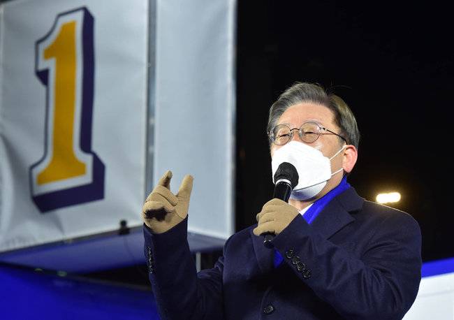 이재명 더불어민주당 대선후보가 2월 16일 서울 지하철 잠실새내역 7번 출구 앞에서 집중유세를 갖고 있다. [사진공동취재단]