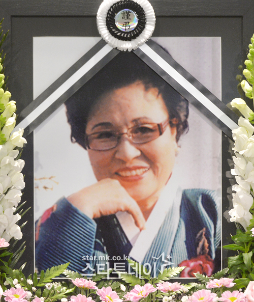 The deceased died of complications, acute pneumonia, on February 19, 2017, after battling lung cancer; aged 79.The late Kim Ji Young has been battling lung cancer for two years and has continued his work without informing him of the illness.She burned her passion for acting by appearing on MBCs Ring a Woman, TVNs Lets Do a Siksha in 2015, and JTBCs Fantastic in 2016. However, she died of acute pneumonia, a complication.Kim Ji Young, who made his debut as a heir in 1960, was loved by his strong acting skills in Rosy Life, Thank you, Son and One well-bred daughter.In 2005, she won the KBS Acting Award for supporting actress.The deceased was placed in the forest of Yongin tranquility and was put on the ground.photo joint foundation