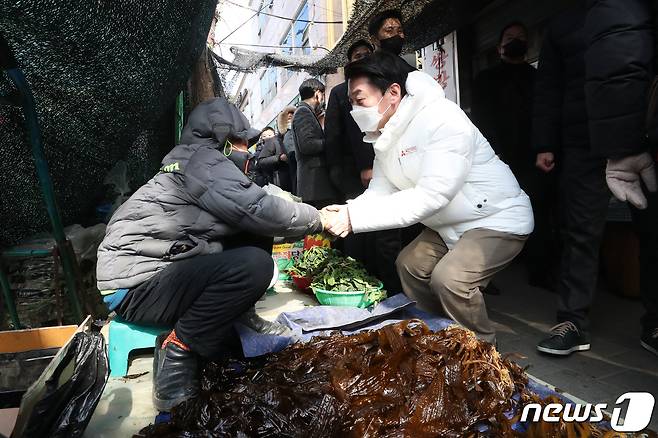 안철수 국민의당 대선후보가 제20대 대통령 선거 공식 선거운동이 시작된 15일 오후 경북 김천시 황금시장에서 상인들과 인사하고 있다. 2022.2.15/뉴스1 © News1 이승배 기자
