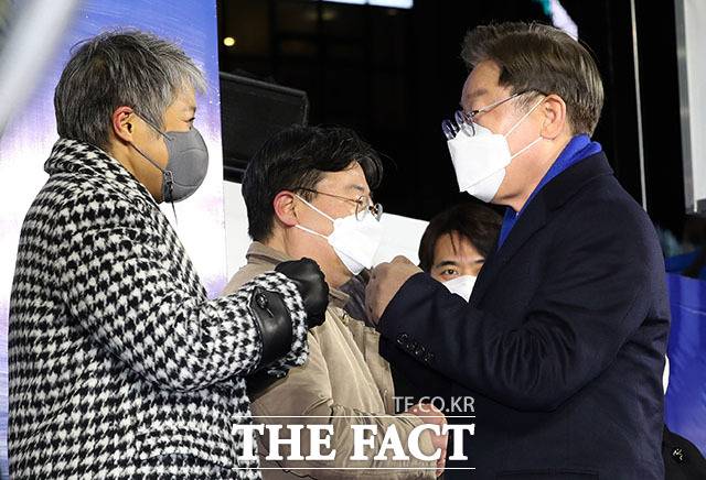 이재명 더불어민주당 대선 후보가 16일 서울 송파구 잠실새내역 인근 광장에서 열린 ‘서울 앞으로, 민생 제대로' 집중유세에 참석해 가수 이은미와 인사를 나누고 있다. /뉴시스