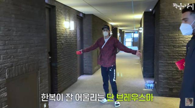 네덜란드 쇼트트랙 단 브레우스마 선수가 곽윤기 선수에게서 선물받은 한복을 입어 보고 있다. 유튜브 '꽉잡아윤기' 캡처