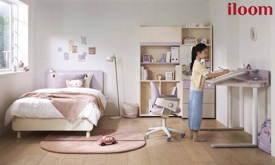 온라인 수업 비중이 늘면서 기능성 책상의 인기도 높아지고 있다. 스마트 기기 트렌드에 맞춰 책상 디자인도 변화하고 있다. [사진 일룸]