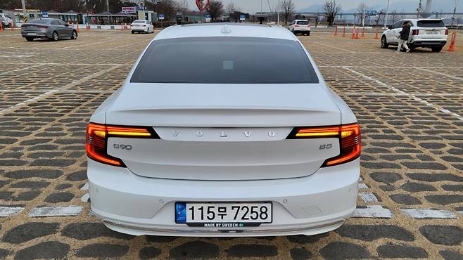볼보 S90 B5 인스크립션 후면부/사진=이강준 기자