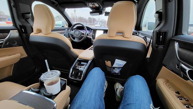 볼보 S90 B5 인스크립션 뒷좌석 모습/사진=이강준 기자