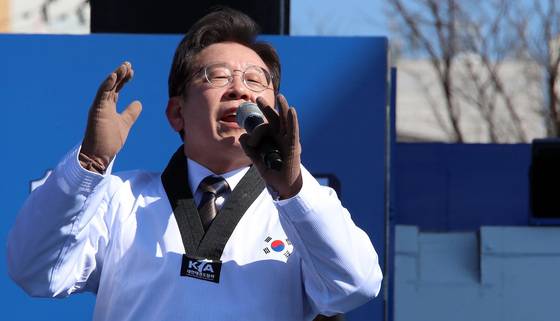 (수원=뉴스1) 국회사진취재단 = 이재명 더불어민주당 대선후보가 20일 경기도 수원 만석공원 제2야외음악당에서 열린  "검증된 실력과 성과, 대한민국을 위해 일하겠습니다!" 수원 유세에서 지지자들에게 한 표를 호소하고 있다. 2022.2.20/뉴스1