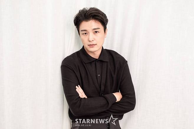 영화 '인민을 위해 복무하라'(감독 장철수)의 주연배우 연우진이 17일 오전 진행된 인터뷰를 위해 포즈를 취하고 있다.  출세를 꿈꾸는 모범병사 무광이 사단장의 젊은 아내 수련과의 만남으로 인해 넘어서는 안 될 신분의 벽과 빠져보고 싶은 위험한 유혹 사이에서 갈등하며 벌어지는 이야기를 그린 영화 '인민을 위해 복무하라'는 오는 23일 개봉된다. /사진제공=날개엔터테인먼트 2022.02.17 /사진=이동훈 기자 photoguy@