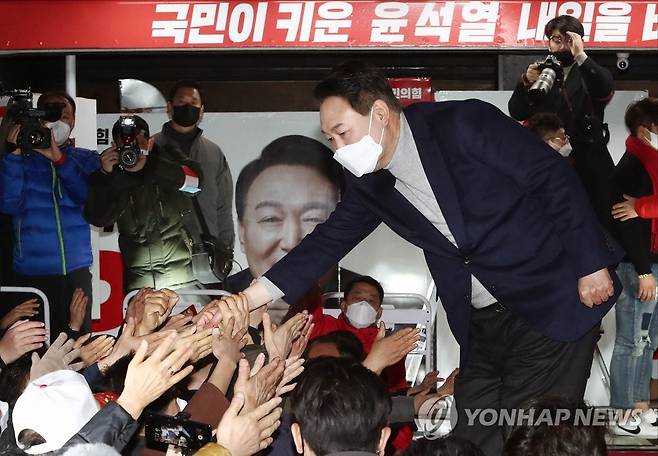 지지자들과 인사 나누는 윤석열 (창원=연합뉴스) 이정훈 기자 = 국민의힘 윤석열 대선 후보가 19일 오후 경남 창원시 상남분수 광장에서 열린 유세에서 지지자들과 인사하고 있다. 2022.2.19 [공동취재] uwg806@yna.co.kr