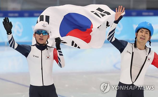 [올림픽] 이번엔 함께 웃은 정재원-이승훈 (베이징=연합뉴스) 박동주 기자 = 정재원, 이승훈이 19일 중국 베이징 국립 스피드스케이팅 경기장(오벌)에서 열린 2022 베이징 동계올림픽 스피드스케이팅 남자 매스스타트 결승에서 은메달, 동메달을 획득한 후 기뻐하고 있다. 2022.2.19 pdj6635@yna.co.kr