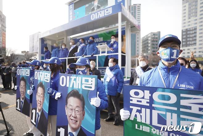 더불어민주당 울산시당이 제20대 대통령 선거 공식 선거운동이 시작된 15일 오전 남구 공업로터리 일대에서 선거대책위원회 출정식을 가졌다.© 뉴스1 이윤기 기자