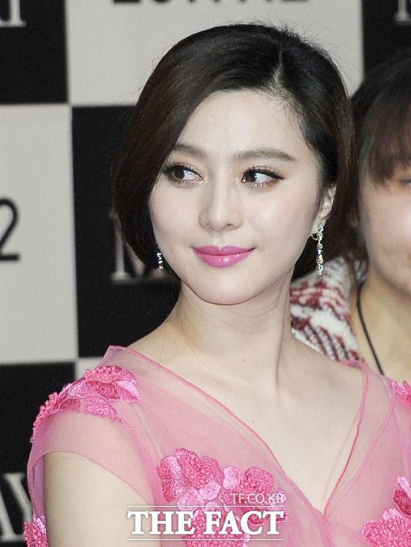 As a result of the coverage on the 20th, Fan Bingbing appeared as a cameo in the drama Insider (production ace factory JTBC studio) scheduled to air recently on JTBC.Fan Bingbing is a attentional figure that once caused a big wave in China, so attention is focused on the background of the Korean drama cameo appearance.This is the first time that Fan Bingbing has appeared in a Korean drama.A broadcasting official, A, who asked for anonymity, admitted to the reporters who were tracking the secret secrets of Fan Bingbing, saying, Fan Bingbing appeared in a cameo in the Korean drama Insider earlier this year.JTBCs ambitious film Insider is a drama starring Kang Hae-young. Most of the film is now finished and will be aired in the second half of this year after the second half of the film.Another broadcasting official, B, said, I know that Fan Bingbing is staying in Korea after shooting the drama.The filming took place in a form that no outsider could come in, he said. The authority to cast actors is with the production company or the responsible producer (CP), but it is difficult to confirm for now what reason Fan Bingbing has appeared in the drama.The production team of the JTBC drama Insider also acknowledged the SEK appearance of Fan Bingbing. The production team of Insider responded to <> and said, It is right that Fan Bingbing appeared in Insider.However, regarding the background and role of the drama SEK appearance, he said, Please understand that you can not answer specific contents for various reasons.In the industry, Fan Bingbings appearance in Korean dramas is an extraordinary news, but considering the current stalemate between Korea and China, it overlaps with the view of somewhat unexpected.Since the 2020 Corona 19 Only, overseas stars have lost their sights, and his recent situation and actions have not been well known in China.Insider was confirmed as not a drama with Chinese capital as a result of the coverage.Although the drama produced and filmed in Korea has interests formed through actors appearances and PPLs if Chinese capital is included, it is surprising that Fan Bingbing, who has been out of the spotlight for a long time since the controversy, has stepped on Korean soil to shoot Korean dramas.I do not think Fan Bingbing has been promoting the screen-return movie 355 released in Korea earlier this month.The distribution and public relations company, which is in charge of domestic publicity of 355, said, I have not heard anything about the actor Fan Bingbing in the conversation with <>.Even if (Fan Bingbing) came to Korea, it is irrelevant to the movie. However, after the Corona 19 fan deic, the overseas stars visit to Korea has completely ceased. This year, no one has ever been an actor to promote his work.An official of a movie distributor said, If an overseas star comes to Korea on the release date of the movie, the distributor and the public relations company manage all the stars Korean schedule.It is a check even if you digest your personal schedule, he said. It is no exaggeration to say that the schedule of overseas stars has almost disappeared since Corona 19 fan demic.If it is necessary to promote it, it will be as much as shooting an interview schedule online or greeting Korean audiences through consultation with overseas filmmakers. Fan Bingbing, who was born in 81 years, made his debut as a drama The Emperors Daughter in 1998, which exceeded the average audience rating of 46% in China. He is a representative beauty actor in China.In 2012, he made his way to Hollywood and featured in works such as Iron Man 3 (Chinese release version) and X-Men: Days of Future Fest.Since then, he has been active in various fields such as singer, model, businessman, and influencer as well as actor activities, and has been named one of the most popular entertainers in China.However, he was involved in tax evasion in 2018 and disappearances for four months, and suffered various controversies.He also appeared in Mukgong (2006), a joint film directed by Jang Ji-ryang, a Chinese, Korean, Hong Kong and Japanese film, along with Hong Kong actor Yoo Deok-hwa and Korean Ahn Sung-ki.In the Korean-Chinese joint film Sophies Love Manual (2009), he worked with So Ji-seop of Korea and Zhang Ziyi of China. In 2011, he appeared with Jang Dong-gun and Odagiri Joe in the Korean-Chinese-Japanese joint blockbuster war film My Way directed by Kang Jae-kyu of Korea.He has never appeared in Korean dramas.[Entertainment Department 
