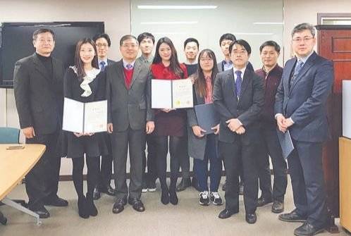 김유리안나 대표(왼쪽에서 둘째)가 대학 시절 참여한 서울시 꿈나무카드 프로젝트 수행 후 서울시장상 표창을 받은 모습.