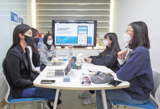 김유리안나(맨 왼쪽) 대표를 비롯한 웰로 운영진을 인터뷰하는 소중 학생기자단.