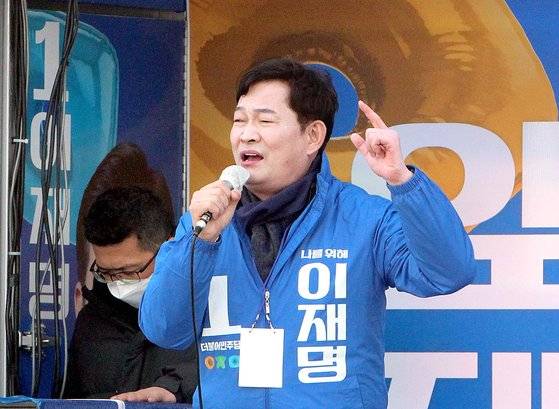 송영길 더불어민주당 대표가 21일 충남 홍성군 홍성읍 홍성재래시장에서 유세차에 올라 이재명 후보를 지지해달라고 호소하고 있다. 연합뉴스