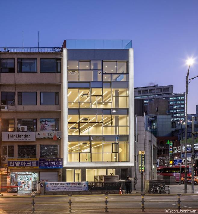 [사진설명:  리모델링 후의 건축물, 사진제공: 매경부동산사업단]