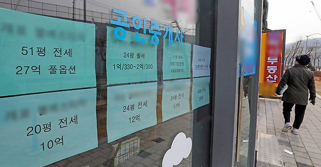 지난 2월13일 서울시 강남구의 한 부동산 공인중개사 사무소에 붙어진 아파트 매물 가격표 앞으로 시민이 지나가고 있다/사진=뉴스1