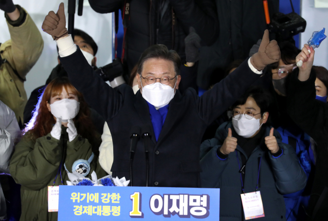 이재명 더불어민주당 대선 후보가 지난 17일 오후 서울 마포구 홍대 상상마당 앞에서 열린 ‘이제는 청년이다! 청년기회국 유세’에서 두 손을 들어보이고 있다. 권욱 기자
