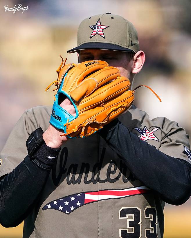 ▲ 밴더빌트 대학교 투수 헌터 오웬. 손목에 '피치 시그널링 기기'를 차고 있다. ⓒ밴더빌트 대학교 야구팀 SNS