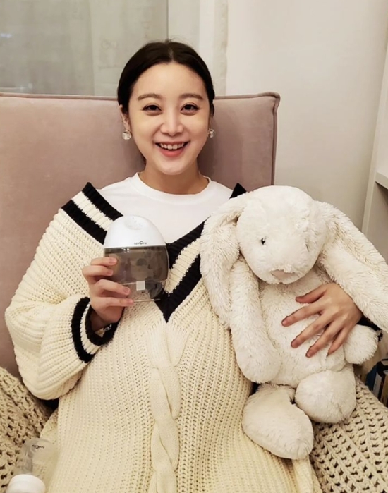 Ahead of childbirth, Wu Hyelim prepared childcare equipment.On the 21st, Wu Hyelim posted a picture on his instagram with an article entitled The more I know the world of childcare, the more amazing it seems.The photo released on the day included a milk stockpile prepared by Wu Hyolim ahead of childbirth.Hyelim, who embraced a rabbit-shaped baby doll, revealed a convex D line and made her impending birth come true.Meanwhile, Wu, who made her debut as Wonder Girls, married Taekwondo player Shin Min-chul, who announced her pregnancy on the 8th and said she will give birth in March next year.Photo: Wu Hyelim Instagram