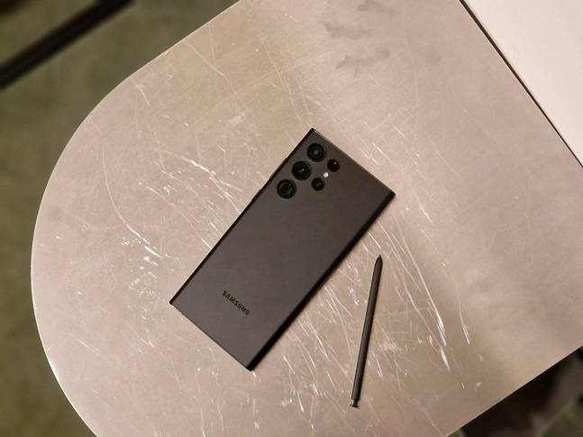 갤럭시S22 울트라./사진=백유진 기자 byj@