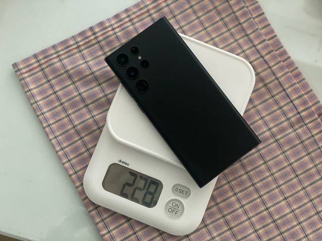 갤럭시S22 울트라의 무게는 228g이다./사진=백유진 기자 byj@
