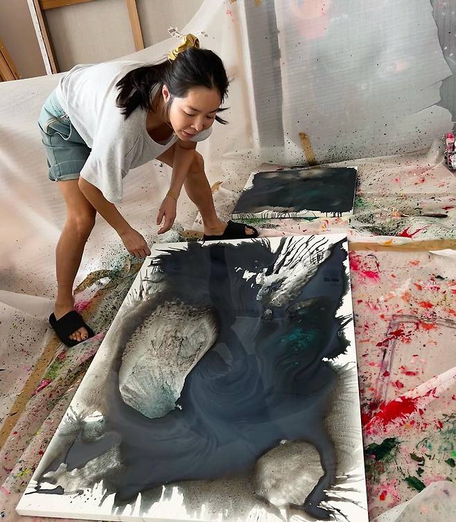 Actor and painter Lee Hye-Yeong has been telling recent news for a long time.On the 22nd, Lee Hye-Yeong posted several photos on SNS saying, #WIP # Working room is working.Lee Hye-Yeong in the photo shows a picture work at a house in Hannam-dong, Seoul.In particular, Lee Hye-Yeong is working on comfortable T-shirts and shorts slippers, and he is smiling brightly as if he likes the work he has worked on.On the other hand, Lee Hye-Yeong appeared as a host on MBN Doll Singles and Doll Singles 2.