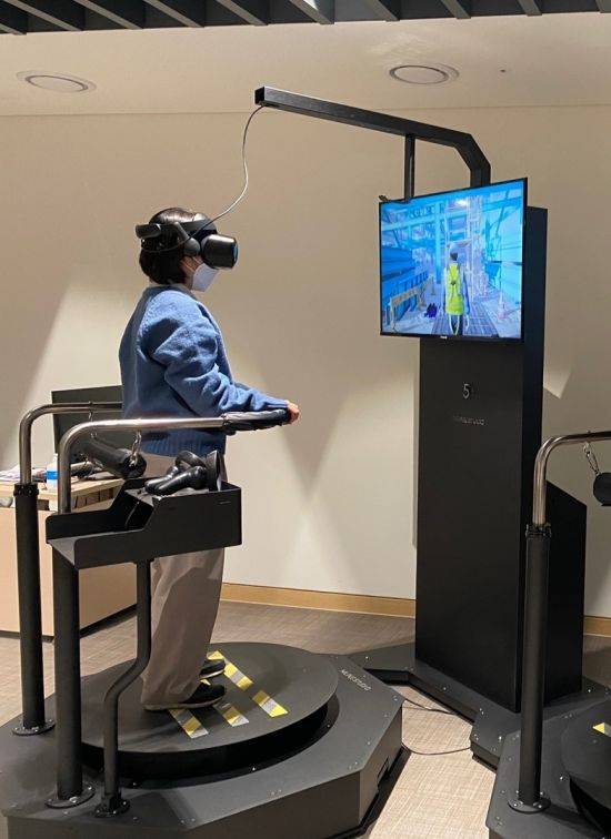21일 오후 경기 오산시 롯데인재개발원 오산캠퍼스 안전체험관 '세이프티온'에서 VR기기로 건설현장 추락사고를 체험하고 있다.