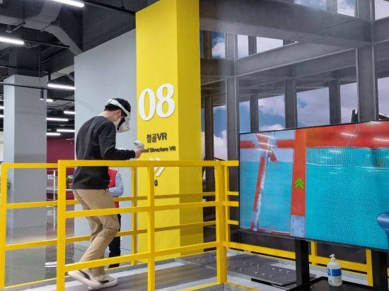 21일 오후 경기 오산시 롯데인재개발원 오산캠퍼스 안전체험관 '세이프티온'에서 체험자가 VR기기를 착용하고 건설현장을 경험하고 있다.