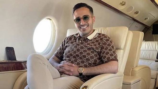 피해자들에게 자신의 전세기 탄 모습이라며 재력을 과시하는 셀카를 자주 찍어 보낸 사이먼. /넷플릭스