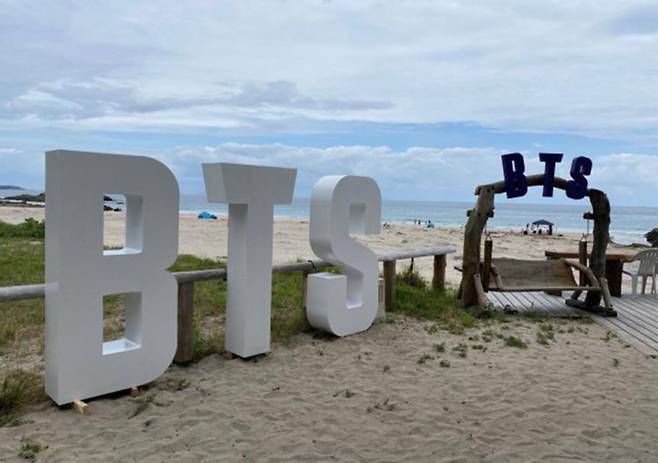 ▴ BTS 알파벳을 이용해 만든 조형물과 의자