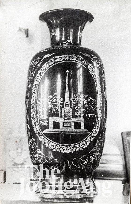 김일성 주석이 1949년 2월 모스크바를 방문해 스탈린 전 소련 공산당 서기장에게 선물한 꽃병. 높이 65Cm, 폭 35Cm 크기의 꽃병 뒷면에 자개를 이용해 평양의 해방탑을 형상했다. 북한은 당시 소련에 선물과 함께 선물록록과 각 선물의 사진을 담은 사진집 '쓰딸린대원수에게 들이는 선물 도해집'을 만들어 제공했다. 본지 통일문화연구소는 창설 50주년을 맞아 입수한 '도래록'을 공개했다. 김현동 기자