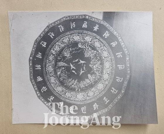 1949년 2월 모스크바를 방문한 김일성 주석(당시 내각 수상)이 스탈린 전 소련 공산당 서기장에게 선물한16각 테이블. 테이블 상단에 "위대한 쏘련인민과 조선인민의 영원불멸의 친선만세"라는 한글을 자개로 새겼다. 북한은 당시 소련에 선물과 함께 선물록록과 각 선물의 사진을 담은 사진집 '쓰딸린대원수에게 들이는 선물 도해집'을 만들어 제공했다. 본지 통일문화연구소는 창설 50주년(2월 1일)을 맞아 입수한 '도래록'을 공개했다. 김현동 기자